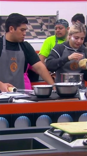 Luis le da un besito a Daniela porque le da ternura. 😊 #MasterChefMx 24/7 #AztecaUno