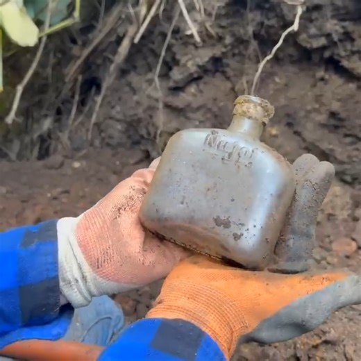An epic bottle dig turns into a surprise history win: a rare amber medicine bottle from Jacobs Pharmacy, the first place to serve Coca Cola in 1886, followed by a sudden bee attack that forces a quick retreat and a big safety lesson... #bottledigging #antiquebottles #treasurehunting | Adventure Archaeology And Southern Diggers