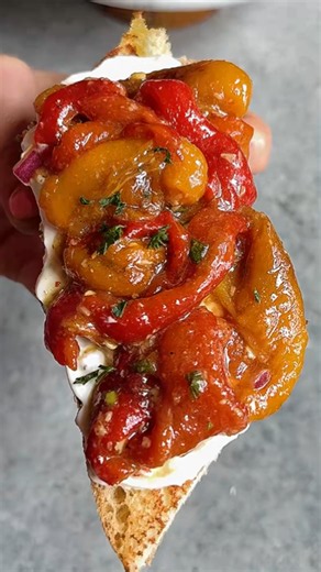 Roasted garlic and sweet pepper salad