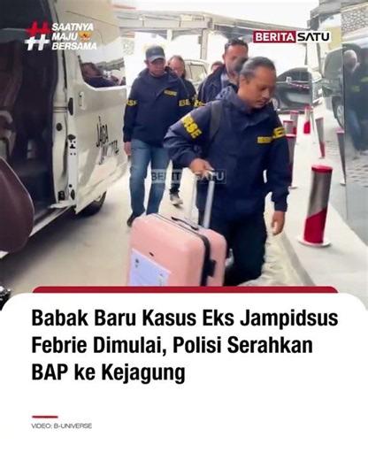 Rombongan penyidik kepolisian mendatangi gedung bundar Kejaksaan Agung (Kejagung), Jakarta, Selasa…