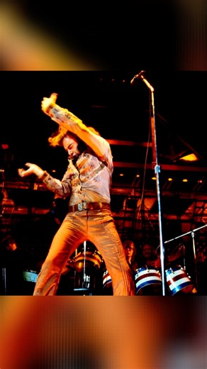 Neil Diamond Returns to the Greek Theatre and Revisits ‘Hot August Night’ ✨