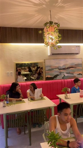 Friday night fever at Hoho Cafe! 🔥 It’s a FULL HOUSE tonight and we are loving the energy! 🏠✨ Thank you to everyone who chose to spend their Friday with us. The coffee is flowing, the food is hot, and the vibes are 10/10. Cheers to a great weekend, Hoho Fam! 🙌❤️ 📍295 Luis Santos St.Rosario Rodriguez Rizal #HOHOCafe #hohocaferesto #rodriguezrizal | HOHO Cafe