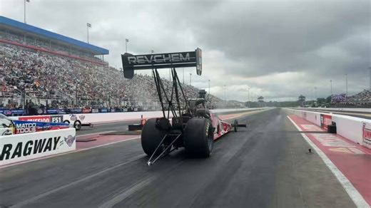 Rd. 1: @Doug_Kalitta and the @MacTools38 Top Fuel dragster rocket to the top with a 3.686 at 337.33 mph. Kalitta takes the round win, with M. Gordon also advancing from the quad. #4WideNats @Revchem_ • @mobil1racing • @MacTools38 • @NHRA • #KalittaCareers • @daycoofficial  • @FifthThird • @SealMasterNet • @SoundGearHear • @zMAXDragway📺 Tune in to @fs1 at 7pm ET