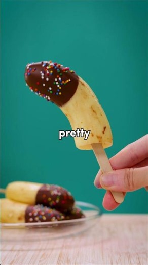 This jiggly JELLO BANANA is too cute to eat!