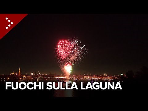 Venezia, i fuochi di capodanno illuminano la laguna: lo spettacolo pirotecnico visto dal drone