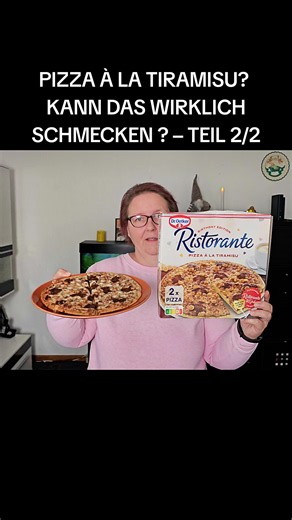 Jetzt wird die Dr. Oetker Ristorante Pizza à la Tiramisu aus der Birthday Edition probiert. Tiramisu als Pizza ist schon eine ziemlich ungewöhnliche Kombination. Aber funktioniert das geschmacklich tatsächlich oder bleibt es bei einer verrückten Idee? Ich probiere sie und am Ende gibt es wie immer meine Bewertung. #karinafoods #droetker #ristorante #tiramisu #pizza