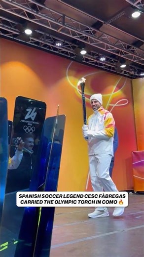 Cesc Fàbregas carried the Olympic torch through Como ahead of the Winter Olympics 🔥❄️ #italy #soccer