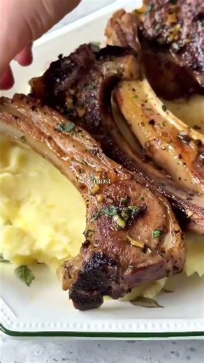 Learn how to create the ultimate garlic‑rosemary lamb chops with a silky white‑wine butter sauce tha