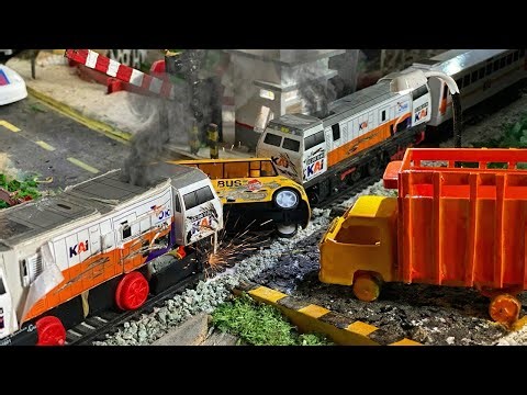 Drama Merakit Kereta Api Mainan CC206 Anjlok Tabrak Bus Sekolah Sampai Ringsek Di Rel Perlintasan