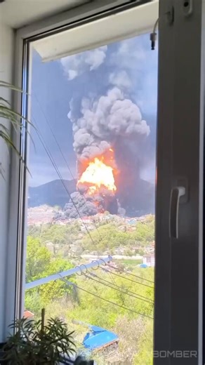 Ukraine carried out another drone strike on Russia’s Tuapse oil refinery, marking the third major attack this month. The strike hit remaining fuel storage tanks, causing new explosions and large fires. The facility was already heavily damaged.