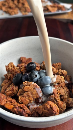 This is AMAZING 🥰🥰 I have no other words to describe this granola, but perhaps one of my best inventions, so of course the world must see it (and try it I hope hehe) Recipe: 2 small brown bananas (or one large) 60g almond butter (mine is from @Vilgain UK ULES) 50ml of olive oil 1 tsp vanilla extract 1/4 tsp salt 100ml maple syrup 240g Jumbo Oats 2 tsp cinnamon (can adjust to taste!) 20g milled flax seeds 30g walnuts, roughly chopped 20-30g of dark chocolate chips I served with oat milk Preheat