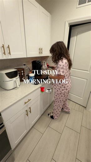 GOOD MORNING HAPPY TUESDAY 🌹💌 wasn’t expecting the smoothie to look that gross 😅 here’s a realistic morning in my life vlog as a mom of 4 my coffee recipe ☕️ #morningvlog #morningroutine #morninginmylife #morningreset #tuesdaymorning
