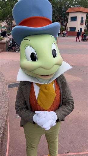 Meeting Jiminy Cricket at Disney’s Hollywood Studios! #disneyworld #disneycharacters #jiminycricket