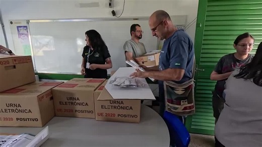 Flavio Bolsonaro, Lula about even ahead of Brazil election runoff, CNT/MDA poll shows