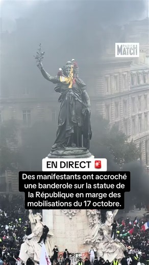 Des manifestants ont accroché une banderole sur la statue de la République en marge des mobilisations du 17 octobre. #onregardequoi #sinformersurtiktok #blocus #17octobre #manifestation