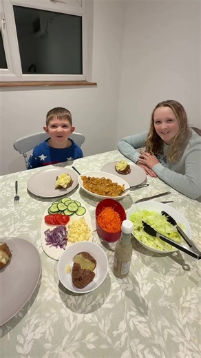 It feels so quiet in our house tonight, just the 3 of us. James and Ells were back to work/school today and Bertie goes back tomorrow. I’ve loved having them home but normality and routine is definitely needed. #dishup #dinnerideas #easymeals #jacketpotato #familymeals @In Print We Trust