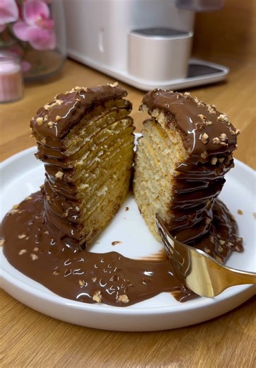 بان كيك بطريقتي سهل ولذيذ لازم تجربوه 🥞👌🏻 المقادير: 2 بيض بحراره المطبخ ربع كوب سكر ملعقه صغيره فانليا نخفق البيض حتى يتضاعف حجمه ثم نضيف كوبين حليب وكوبين دقيق وملعقة كبيره بيكنج بودر ورشة ملح ثم نضيف ربع كوب زبدة سايحه نغطي الخليط ويترك 15 دقيقه نبدأ بالتشكيل وبالعافيه #pancakes #بانكيك #foryou #fyp #foryoupage