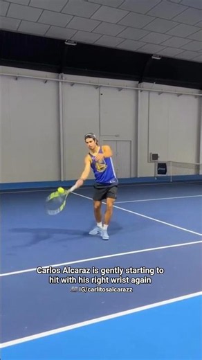 Carlos Alcaraz is gently starting to hit with his right wrist again #tennis