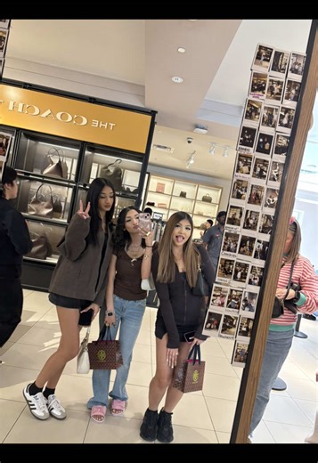 bad bitches 😘😘 #fyppp @Favorite Pakistani @𝖨𝗍𝗓𝖾𝗅𝗅❦ | bad b with a baddie friend