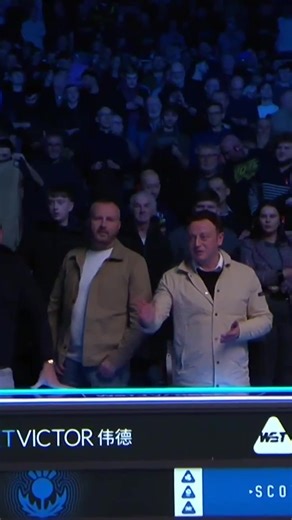 An awkward moment as a fan goes in for the handshake twice with Wakelin after his Scottish Open victory and gets left hanging 😅