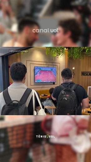 Guga aparece assistindo à vitória de João Fonseca sobre Djokovic pela TV no aeroporto de Floripa
