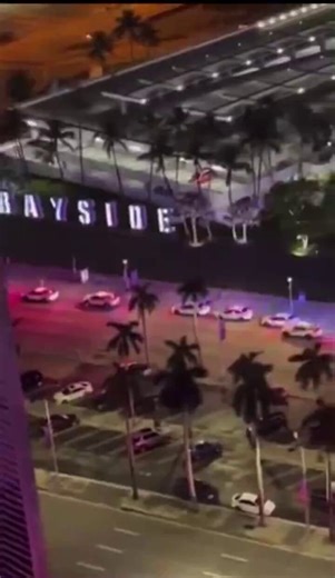 Remembering the day when around 300 police officers have pulled up next to the Bayside Market shopping mall in Miami.🧐🤔👽👽👽Do you know anyone who was in Miami when there was an alleged alien invasion in a shopping mall and several police officers were called and to this day this story has been poorly told?