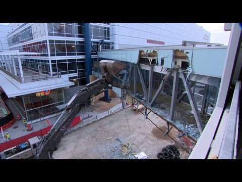 LIVE: Sky bridge demolition underway at Avenida South parking garage in downtown Houston