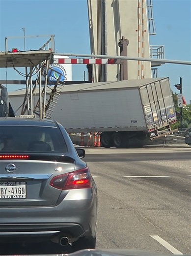 Truck Stuck on Bridge in Houma LA — Viral Trucking Clip