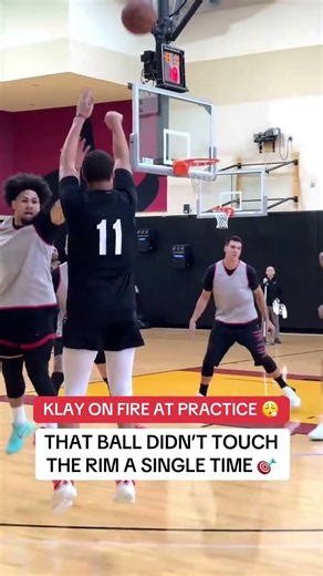 Klay was testing out the nets in South Beach at practice 🔥