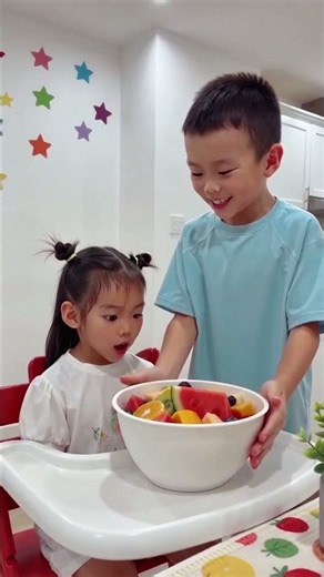 Kids learn to eat healthy fruits - no more chips