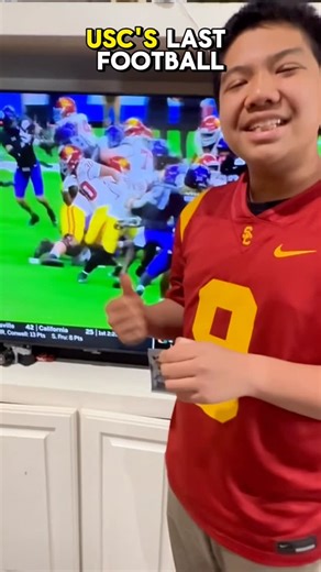 CasTrojanSC on Instagram: "🚨🏈 USC STRIKES FIRST IN SAN ANTONIO! 🚨🔥 Touchdown TROJANS! @uscfb punches it in with a 3-yard King Miller TD run to take a 10–7 lead at the @alamobowl 😤✌🏽 You know the drill… TD = Bowman Chrome U pack rip 💥 Let’s see if the pack matched the momentum. 📦 Pack Pulls: Quentin Martin Jr. Luke Hasz Eli Bowen And the HIT OF THE PACK… ✨ Trey’Dez Green — REFRACTOR 🔥 USC on the board. Chrome heat in hand. Let’s keep it rolling, Trojans! FIGHT ON ✌🏽 . . . . . . . . #Car