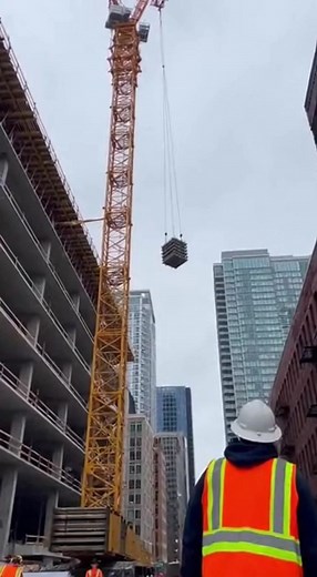 Tower Crane Fails Mid-Lift, Dropping Load as Upper Section Begins to Collapse Downtown Construction District — A routine lift at a high-rise construction site turned into a terrifying near-disaster when a tower crane suffered a sudden mechanical failure, dropping its suspended load and causing the upper portion of the crane to partially collapse above a busy city street. Video shows a large stack of construction materials hanging beneath the crane when the hoisting system abruptly gives way. The
