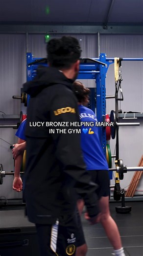 Lucy Bronze Helps Maika in the Gym: A Chelsea Teammate Moment 💙