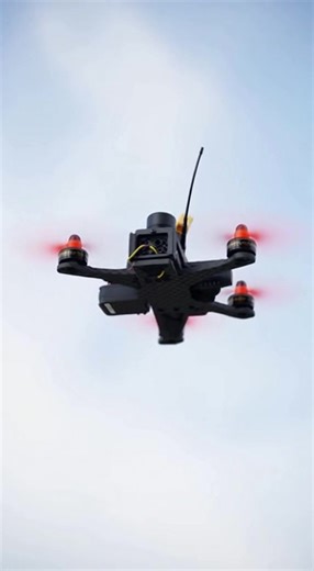 Australian Engineer Sets Guinness Record After Drone Reaches 626.42 km/h Australian FPV engineer Benjamin Biggs has set a new Guinness World Record by flying a custom-built drone at an astonishing speed of 626.42 km/h in Melbourne. This makes it the fastest remote-controlled quadcopter ever recorded. The drone was meticulously engineered with lightweight materials, high-thrust motors, and extreme aerodynamic optimization. Unlike conventional drones designed for stability, this machine was purpos