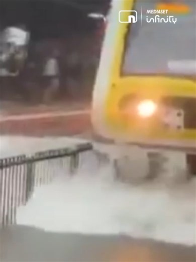 El monzón golpea la India con inundaciones y corrimientos de tierra: un tren avanza entre el agua como si fuera un barco #news #noticiastiktok #noticiascuatro #noticias