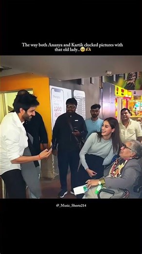 How cutely both click photos with that old lady..❤🥹 #kartikaaryan #ananyapandey #shortsfeed #shorts