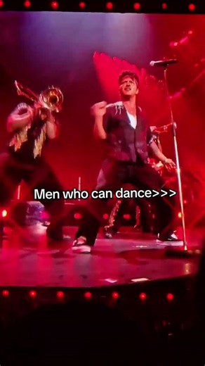 BRUNO MARS DANCED Through a Romantic Night — The Entire Crowd Joined In!