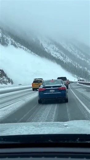 Massive Avalanche Buries Mountain Highway Silverthorne, Colorado — February 12, 2024 A sudden and powerful avalanche cascaded down a steep mountain slope Monday afternoon, sweeping across a busy highway and burying several vehicles under a massive wall of snow and debris. The terrifying event occurred as travelers were navigating a high-altitude pass, leaving many trapped in their cars as the landscape was instantly transformed. The harrowing footage captures the moment drivers notice movement o