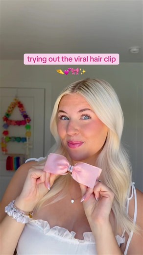 UMMMM I think I’m obsessed????? It’s a magnetic bow clip that makes it so easy to do your hair! Wow 😍🤏🎀💕 it’s from @DAFNI HAIR !!#taylorxhairstyles #hairtutorial #hairtutorial #easyhairstyle #hairtok