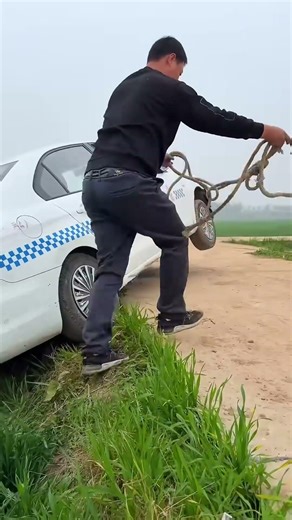 After The Car Rolls Over, The Old Driver Teaches You How To Save Yourself