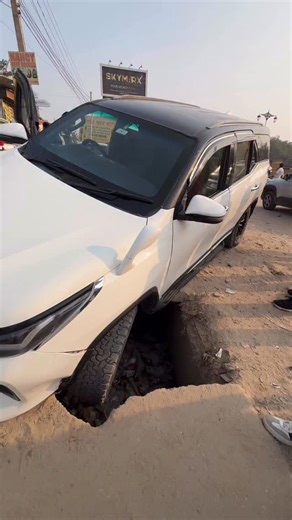 TOYOTA Fortuner King 👑 of road fas gai Toyota Fortuner #toyota #toyotafortuner #auto | Autoreview46