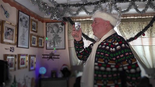 'Mr Christmas' celebrates 33rd year of daily festivities