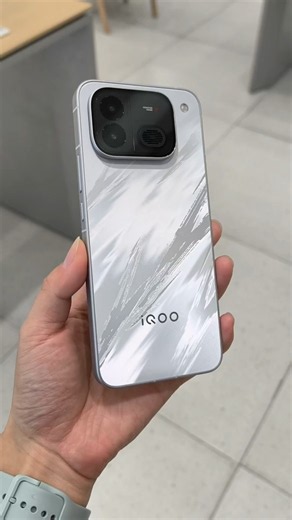 iQOO Neo 12’s "Chinese-style" colorway is a showstopper at first glance!