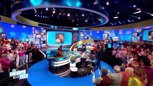 Marie-Pierre Casey en difficulté pour s'installer sur le plateau des Enfants de la télé