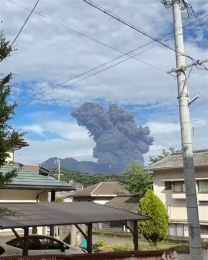 Huge eruption of the Sakurajima volcano in Kyushu, Japan 🇯🇵 (08.05.2026)