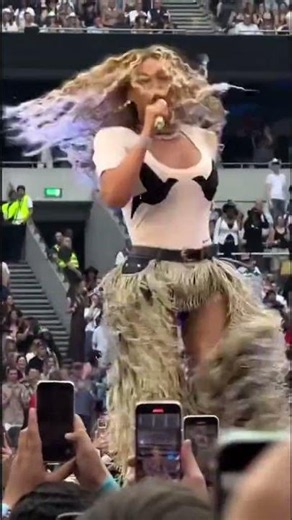Beyoncé Shines at Tottenham Hotspur Stadium 🇬🇧 | Cowboy Carter Tour Night 6 🐝🤠 #shorts #beyonce