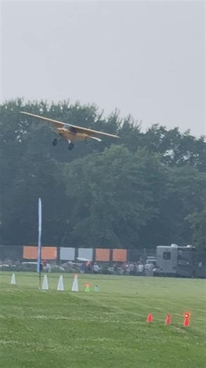 @kellyquals Aviation slipping the CubCrafters Sport Cub into the grass during the STOL demonstration at AirVenture. Smooth control, steep descent, and a confident touchdown — this is short-field flying done right. #stol #sportcub #cubcrafters #taildragger #aviation