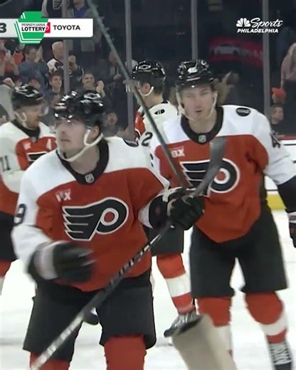 JAMIE DRYSDALE GIVES THE FLYERS THE LEAD LATE IN THE THIRD 💪