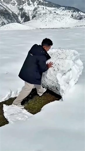 I brought ice from the Himalayas to make ice cream.🧊🥶