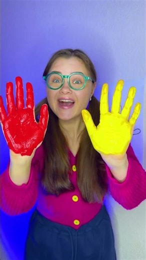 Let's mix the color with our hands 🤲🧡 What color will we get? #forkids #preschool #learning